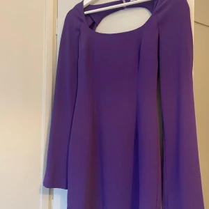 Kort Nakd Klänning  - Kort NAKD klänning med öppen rygg. Fläck på insidan som går bort. Storlek 34 Bra skick