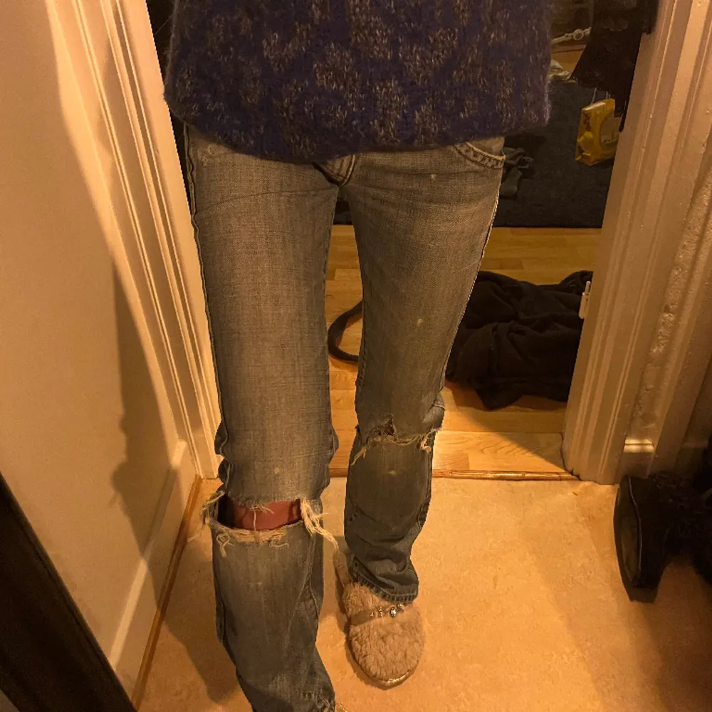 Oanvända lågmidjade bootcut jeans med hål! . Jeans & Byxor.