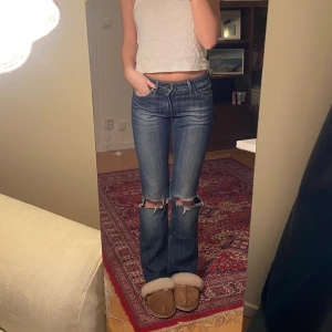 Crocker jeans - Low waist med lite bootcut och hål! Så fina! Avklippta nertill o passar dig runt 160cm. Ska frakta paket imorn så passa på!🙌🏼