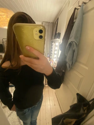 Sticka off sholder tröja  - Jätte fin off sholder tröja från vero Moda, den ör j bra skick men lite nopprig, kontakta mig om du vill ha fler bilder!