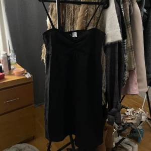 Hm klänning  - Helt ny oanvänd hm klänning med prislapp kvar! Jätte härligt material som passar utmärkt till sommaren🙌🏼 slutsåld på hemsidan ☺️💖