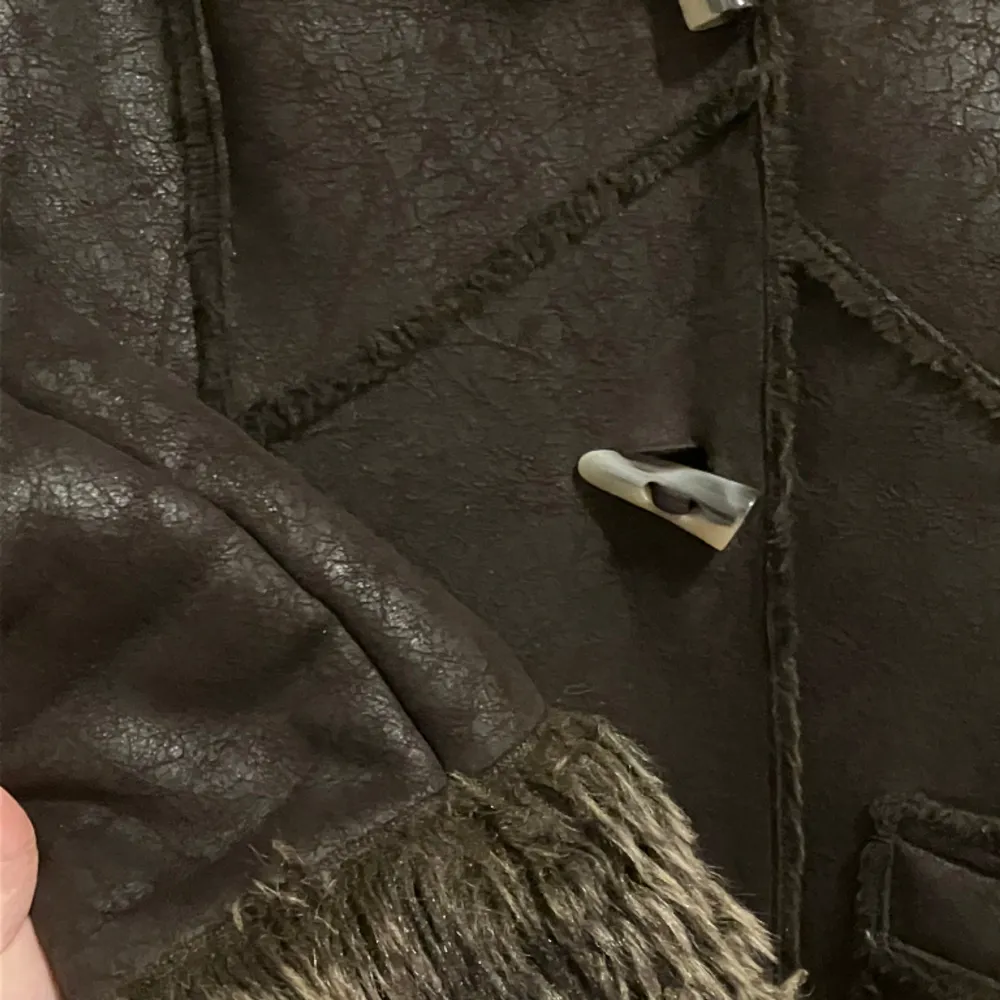 Jätte snygg svart/brun vintage Pälskappa perfekt till vintern, så fina detaljer på lädern och mjuk inuti - PRIS kan diskuteras vid snabbt köp. Jackor.