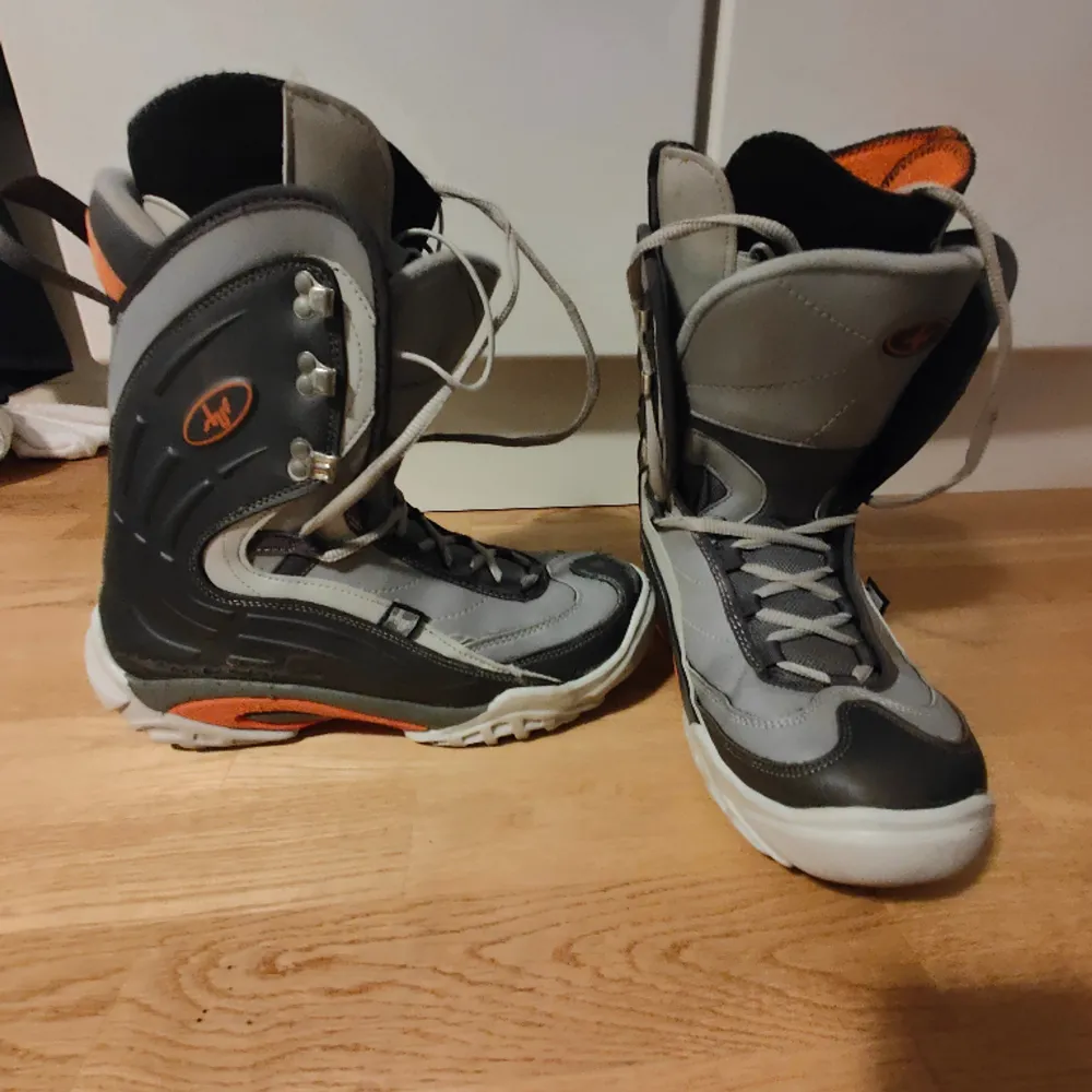 Fina snowboard boots i bra skick. Använda fåtal gånger. Några små skarapsår på insidan och på tån men inget man märker av.  Allting annat i som nytt! Skriv om ni är intresserade . Skor.