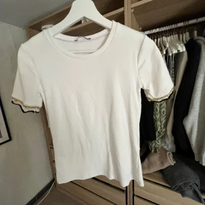 T-shirt med detaljer från Zara  - T-shirt med detaljer från Zara🤍Aldrig använd pågrund av att den va för liten för mig💞