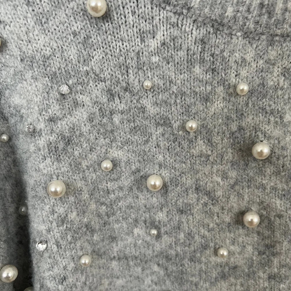 Stickad tröja från H&M med pärlor och kristaller på. Tröjan är lite oversized.. Stickat.