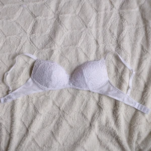 Intimissi push up bh💕 - 🤍Vit intimissi bh. Köpt på Sellpy men var ej min storlek, då den var för stor runt/under brösten. Skulle säga att storleken på brösten är 75b men under 70cm går även göra fyra step mindre som ni ser på första och andra bilden, är även stretchig.😊❤️