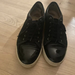 Lanvin skor - Hej! Säljer ett par lanvin skor ganska dåligt skick 6/10 storlek 42, hör av er om ni har några frågor