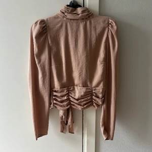 Blus - Rosa/beige blus i strl 36. Justerbar i ryggen 