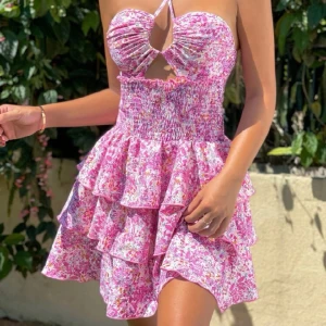 Blommig rosa klänning  - Rosa blommig klänning, du kan knyta den hur du vill. Använt 1 gång. Storlek M Ordinarie pris 200, säljs för 150.  Du står för frakten, ingen retur.