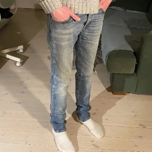 Nudie Grim Tim jeans - riktigt fina nudie jeans i modellen grim tim. Fint skick👌han på bilden är 186. tveka inte om att kontakta om frågor.
