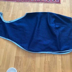 Ländtäcke! - Säljer mitt blåa ländtäcke/svettäcke! Är i strl L, använt ett fåtal gånger och ser nytt ut. Priset kan diskuteras, kan skickas men köparen betalar frakten!😊