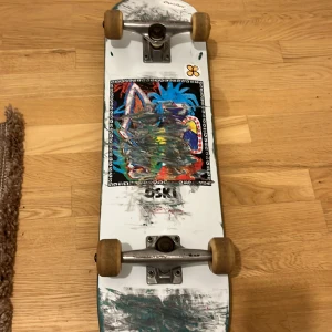 ! - Oskis gamla skateboard från nån tävling han van,är lite sliten men annars bra för att va använd, pris kan diskuteras kan möta up dig i Malmö 