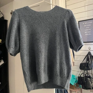 Stickad tshirt  - Stickad tshirt från Vero Moda med ballongärmar🩷kommer inte till användning! Nypris 250kr