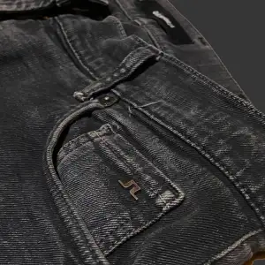 vackra svarta jeans, lite skinny mest straight med fin wash och bra detaljer. använd dom för stockholmsstil eller en drainer fit up to you 🫡 kostar egentligen typ 800 tror jag lmao dm för pris vill bara sälja dom ärligt