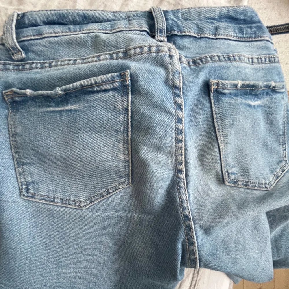 Jeans från bershka strl 36, de är jättestretchiga och sköna!💞 lågmidjade, bootcut💞finns en defekt, se bild 3💞 det går att sy!. Jeans & Byxor.