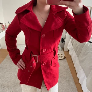 Kappa - Inga defekter även fast den är vintage från vila! Röd med spänne i midjan. Strl S men passar nog även på xs-m. Sån 2000s vibe. 