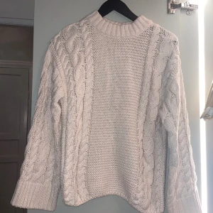 Stickad tröja Gina Tricot strl 34 - Använt 1 gång. Skicket som nyt. 