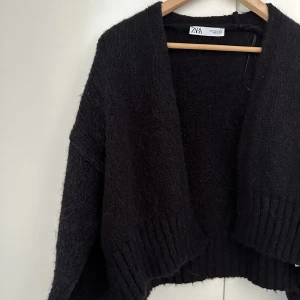 Mohair kofta - Säljer denna kofta i mohair-liknande alpacka ull från zara. Använd två gånger. Köpt för 399kr säljer för 150kr. Finns ej kvar på hemsidan. Köp via ”köp nu”🩷🩷