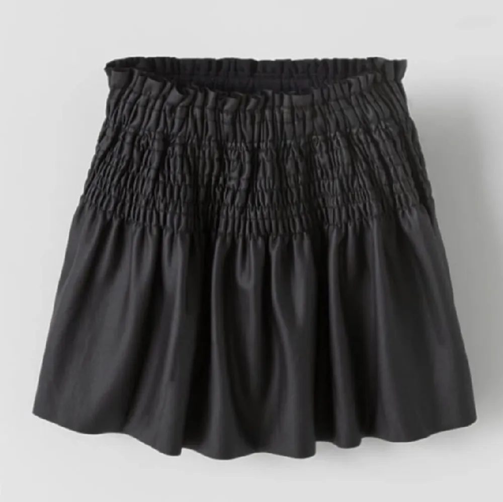 Säljer denna kjol som funkar perfekt som topp för 90 kr💕. Toppar.