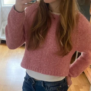 Stickad tröja - Söt lite cropad stickad tröja. Köpt secondhand och märke står inte. Jättebra skick!!