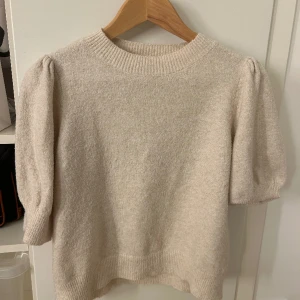 Kortärmad stickad - Supersöt kortärmad stickad tröja med puffärmar köpt på vero moda. Lite nopprig men inget man stör sig på, i övrigt fint skick! 💕