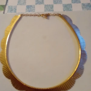 Halsband mönstrad Guldfärgad . - Fint halsband mönstrad Guldfärgad .