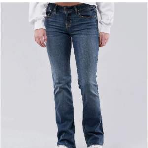 Säljer dessa jeans för att det var för små runt midjan, men de är i stretchigt tyg och har en väldigt snygg färg till sig