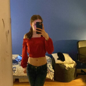 Somrig röd off-shoulder  - En röd somrig off the shoulder tröja från dividend, storlek xs från hm divided. I bra skick, bara använt två gånger.