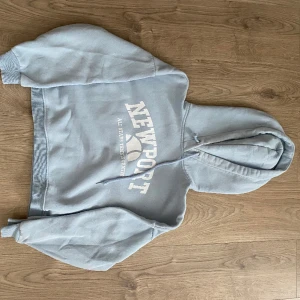 Hoodie  - Hoodie från Lager 157 i storlek XS/S som har använts en del men är i fint skick.