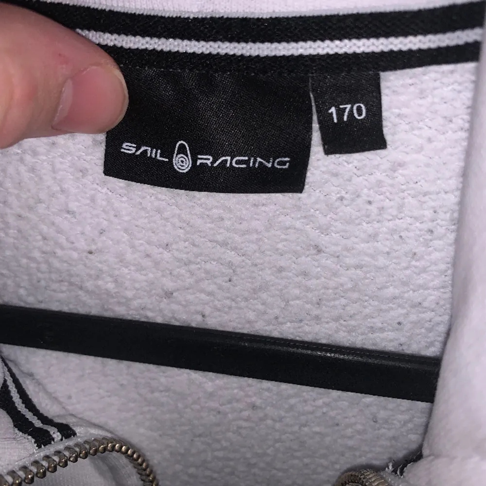 Tja, säljer nu min feta sailracing ziphoodie för bra pris! Skicket är 7/10 då den har en lite defekt vid fickdragkedjan (se bild 2) men enligt mig syns inte så mycket när man har på sig den! Hör av dig för minsta fundering! ;). Neuletakit & Villapaidat.