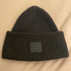 Acne mössa - As snygg mössa som ja säljer pågrund att den inte riktigt kommit till användning då jag inte tycker jag passar i den, den är endast 3 veckor gamal! Nypris 1600kr mitt pris 950kr 💕