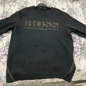 Hugo boss  - Bra shick, fick lite vatten på dig innan så små fläckar ananrs är dom helt borta nu och perfekta