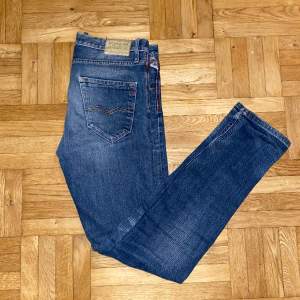 Stiliga Replay jeans i storlek 28/31. Slim fit. Skriv för fler bilder eller frågor. De e lite ljusare irl än vad det ser ut som.