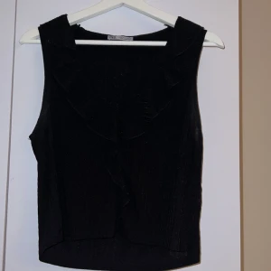 Linne med volang  - Linne med volang i luftigt material. Ganska liten i storleken 