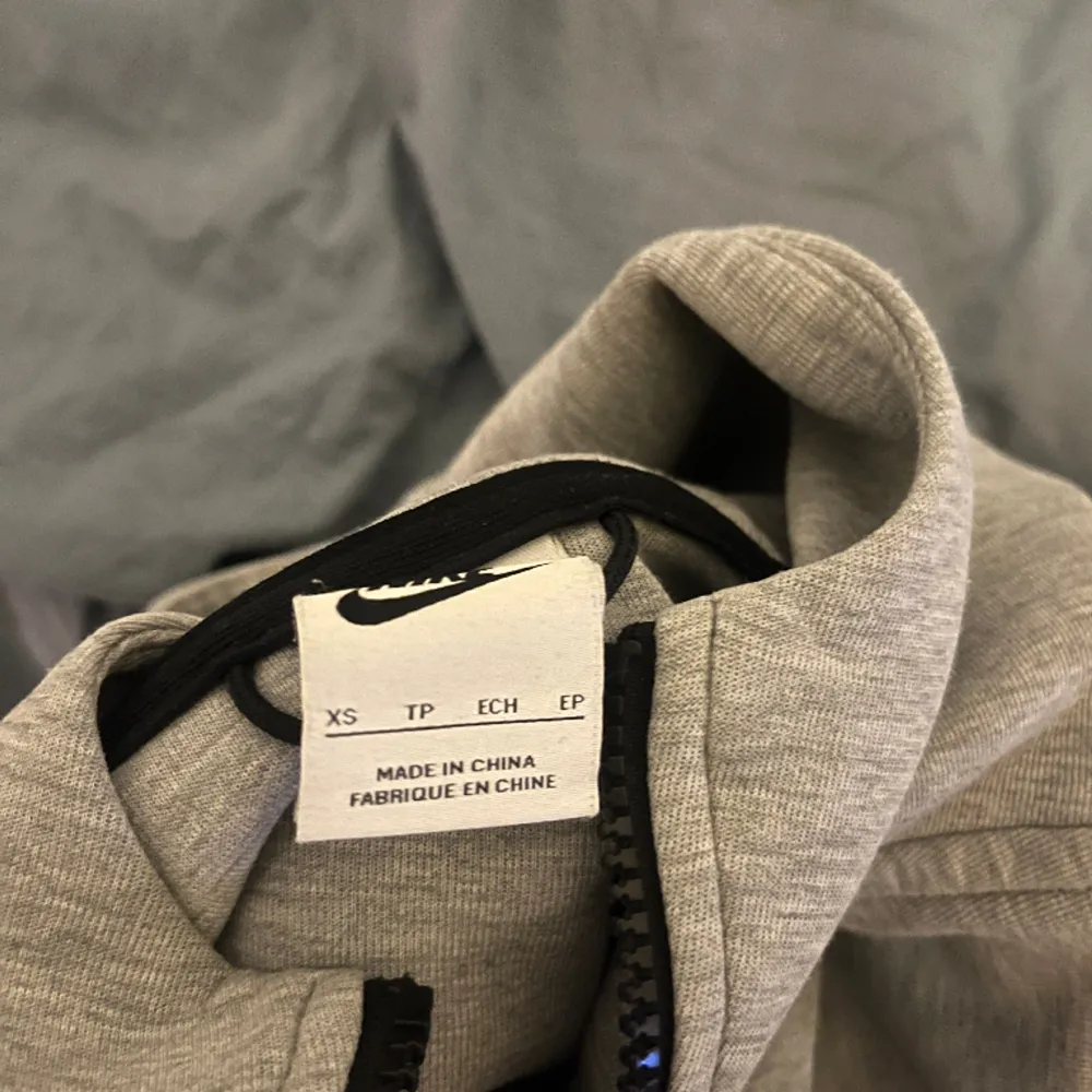 Säljer nu min Nike tech hoodie den är använd 2-3 gånger. Den är som ny. Den är stor i strl så passar någon upp till 180cm Den sitter mer Som S  skick 10/10. Hoodies.