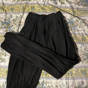 Svart byxor - Svarta tunna byxor med raka ben!