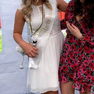 Studentklänning🤍 - Säljer min studentklänning! Endast andvänd en gång. Köpt från Nelly🤍