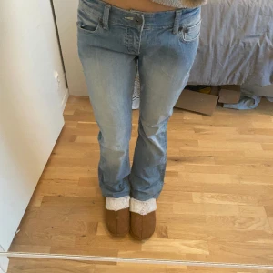 Ascoola bootcut jeans 🥰🥰 - Assnygga bootcut jeans med låg midja och coola bakfickor🥰 jag är runt 170cm! Måtten: midja:39 innerbenslängd:79🥰🥰