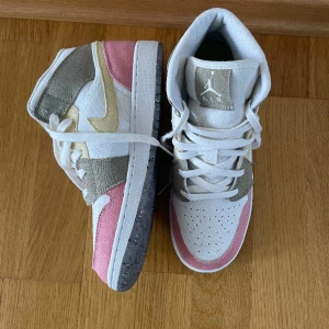 Sneakers - Använda max 3 gånger pga för små. Köpta för 1500kr