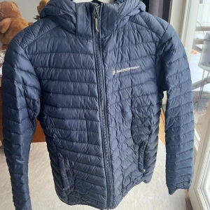 Peak performance jacka  - En mörkblå peak performance dunjacka som är lite tunnare, använd men ändå i bra skick, stl 170 som motsvarar S. Nypris 2300kr säljes för endast 500 kr