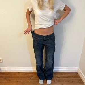 Lågmidjade jeans  - vintage jeans!💕 Midjemått( rätt över): 40cm Inerbenslängd: 78cm Lårmått ( rätt över):27cm    Köp gärna via ”KÖP NU”💖 Skriv ifall ni har några frågor eller funderingar // perfectjeans🫶