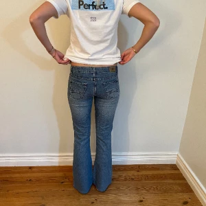 Lågmidjade jeans - Midjemått(rätt över): 36 Innerbenslängd: 77 Lårmått(rätt över): 23  Köp gärna via köp nu, skriv om ni har några frågor💓
