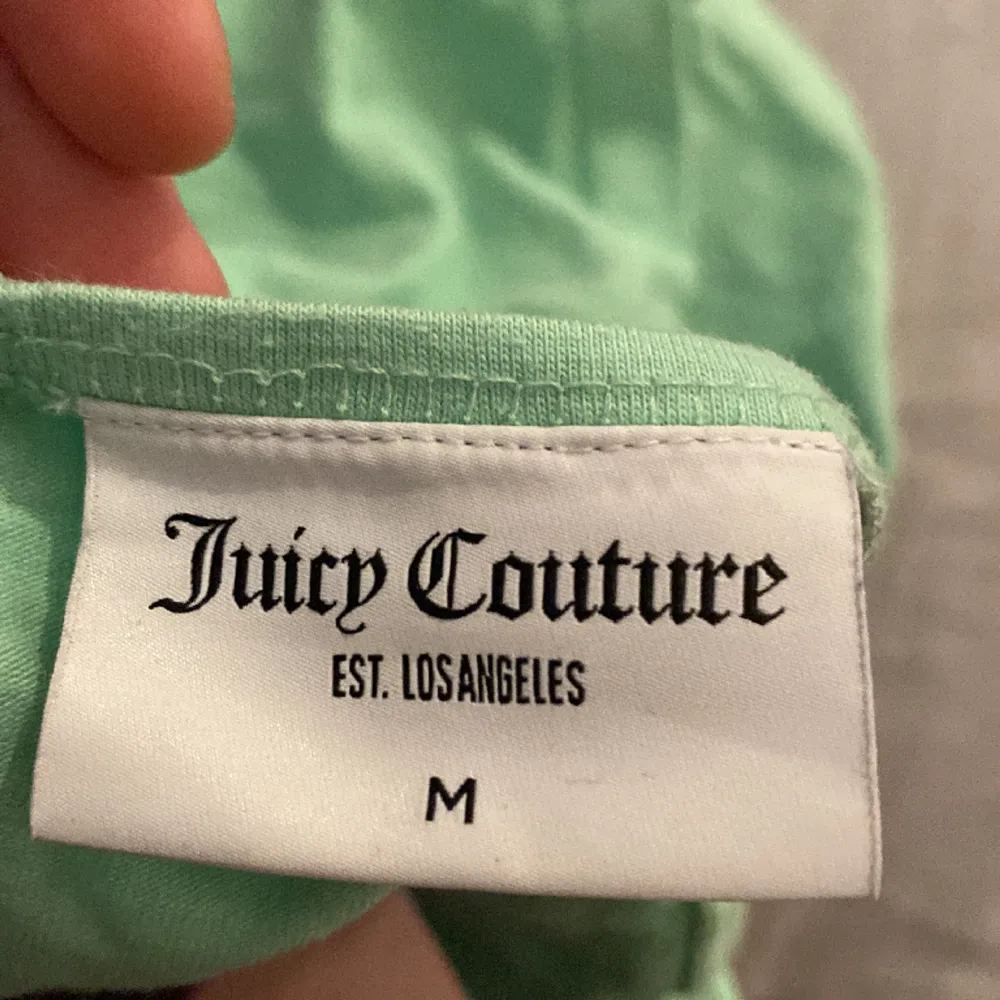 Jätte coolt juicy couture linne i nyskick, som knyts över nacken! . Toppar.