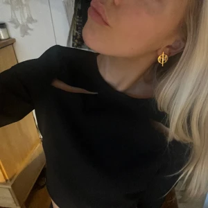 Zara topp - Jättesnygg zara topp med coola detaljer! Aldrig använt den själv utan bara klippt bort lappen 