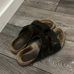 Birkenstock - Säljer sparsamt använda Birkenstocks med äkta skinn. De är i storlek 40 men storlekarna är små så de passar även mig som har 39. Bilderna är tagna från Zalandos hemsida där jag köpte de men jag skickar självklart bild på de om intresset finns. 