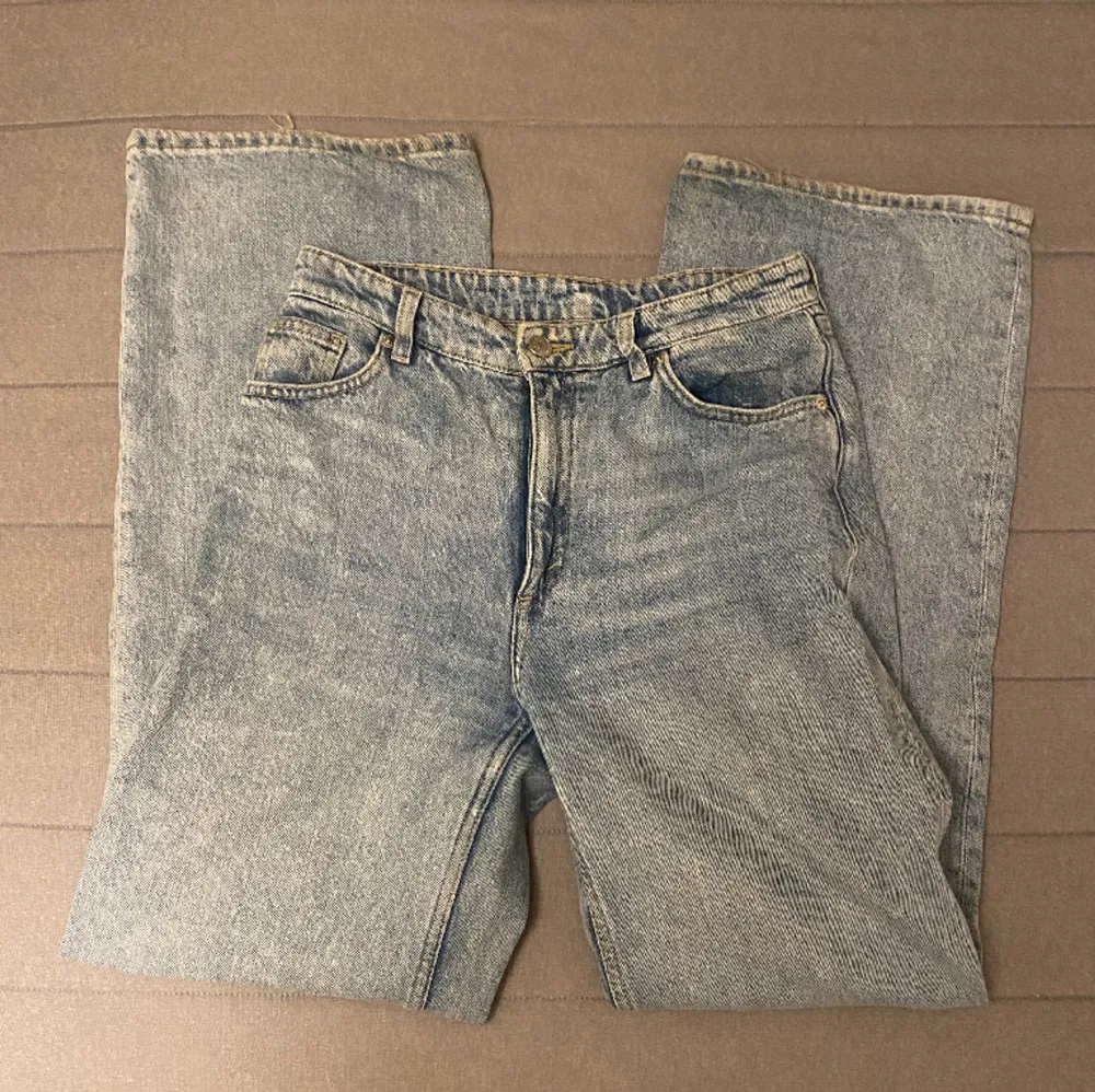 Högmidjade jeans med raka breda ben😊. Jeans & Byxor.