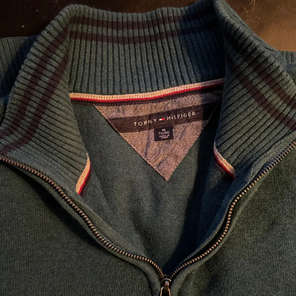 Mörkgrön väldigt snygg färg Tommy Hilfiger half zip tröja i storleken XL men  passar som L också. Använd fåtal gånger, bra skick.. Tröjor & Koftor.