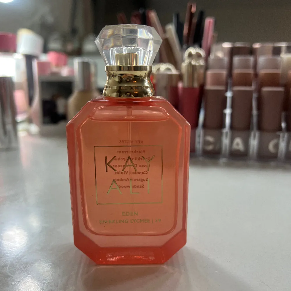 Kayali parfym Eden Sparkling Lychee Max 5-6 sprut är använt så som ny  50ml . Övrigt.
