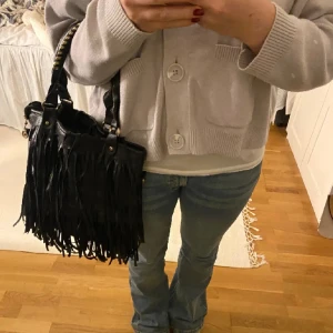 Fransväska - Fin fransväska med gulddetaljer!❤️