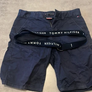 Shorts med bälte Tommy Hilfiger - Välanvända men fortfarande i bra skick shorts och bälte från Tommy Hilfiger i storlek 164.